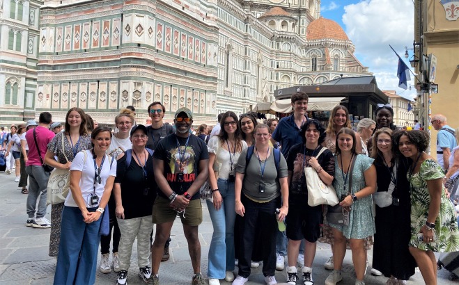Group photo of students and faculty on study abroad in Verona, Italy 2023