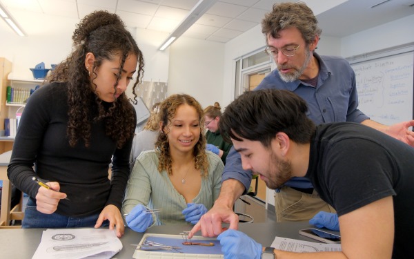 Invertebrate lab dissection of a worm three students and professor 