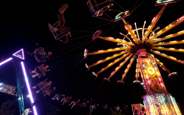 Photo of rides at Homecoming carnival in Ross Street lot