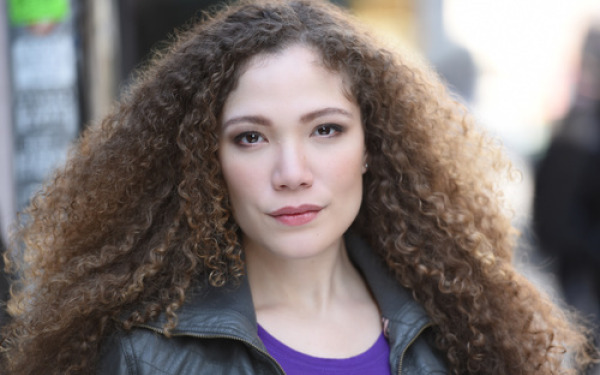 Evelyn Howe headshot outside.