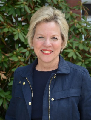 Headshot of Christine Shane outside