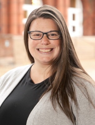 Kelly Mayer SGOCE headshot outside.
