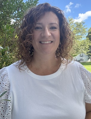 Lisa Adams Admin. Asst. headshot outside