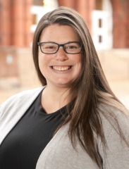 Kelly Mayer SGOCE headshot outside.