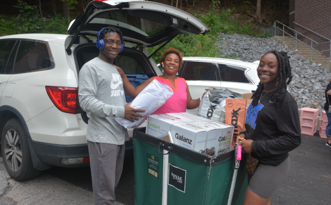 Residential student move-in with family unloading car