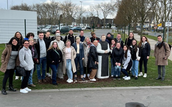 Group photo of Heart of Europe Spring Break trip