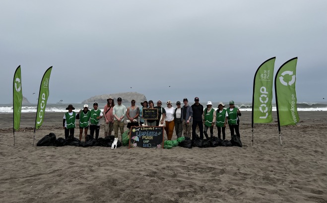GIS in Peru cleaning up oceans with LOOP group shot on the beach