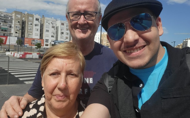 Gabriel Rivera with host parents in Spain