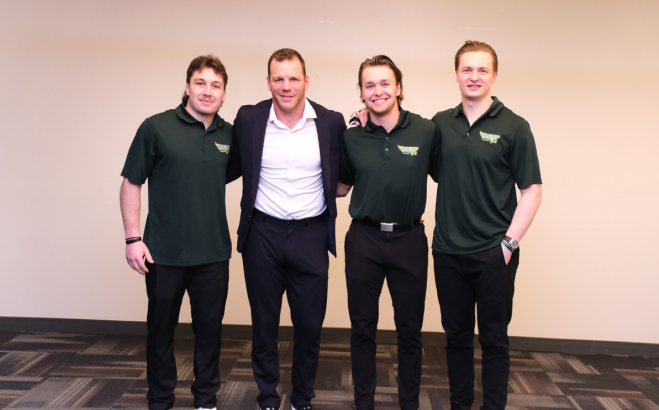 Students poses with hockey player Shawn Thornton