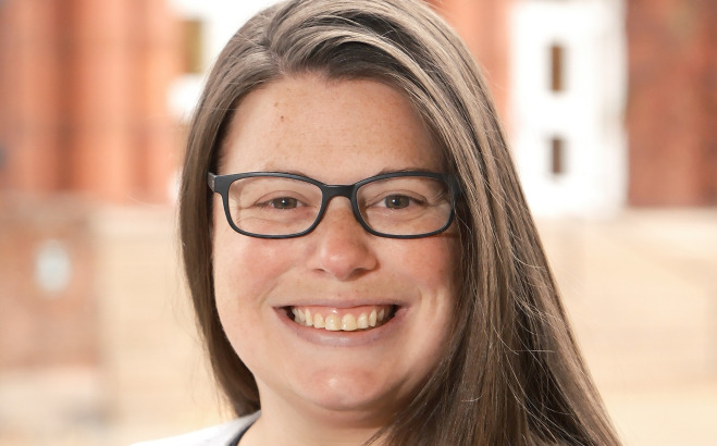 Kelly Mayer SGOCE headshot outside.
