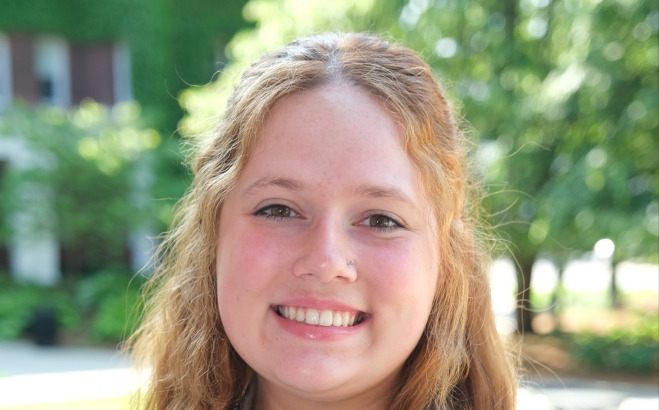 Sophie Monis orientation leader headshot outside.