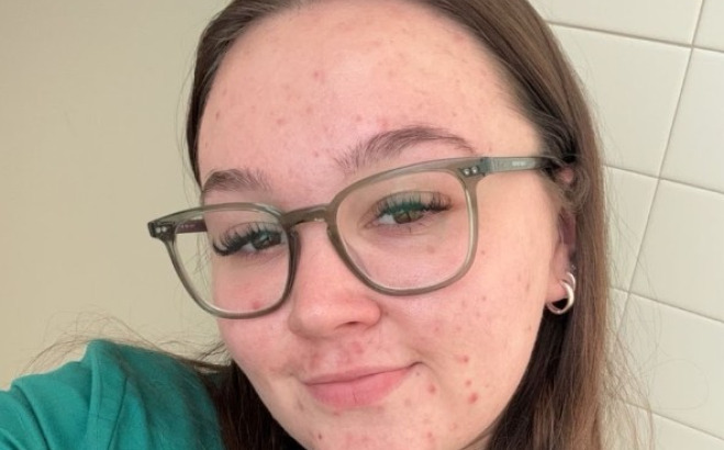 Sydney Gauvin selfie in scrubs.