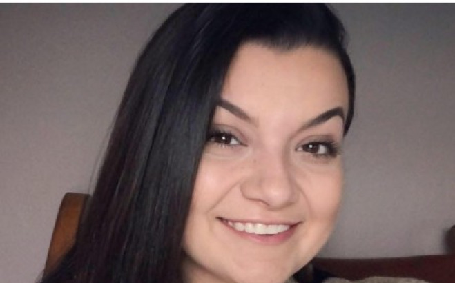 Stephanie Dery headshot selfie.
