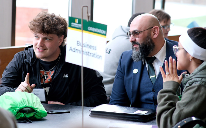Dean and students at business administration advising during orientation.