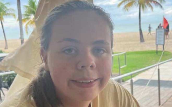 Jessica Knollenberg at beach.