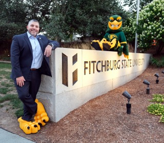 Alumni Jason Polonsky with Freddy the mascot