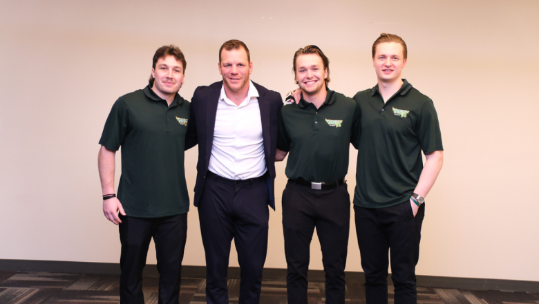 Students poses with hockey player Shawn Thornton