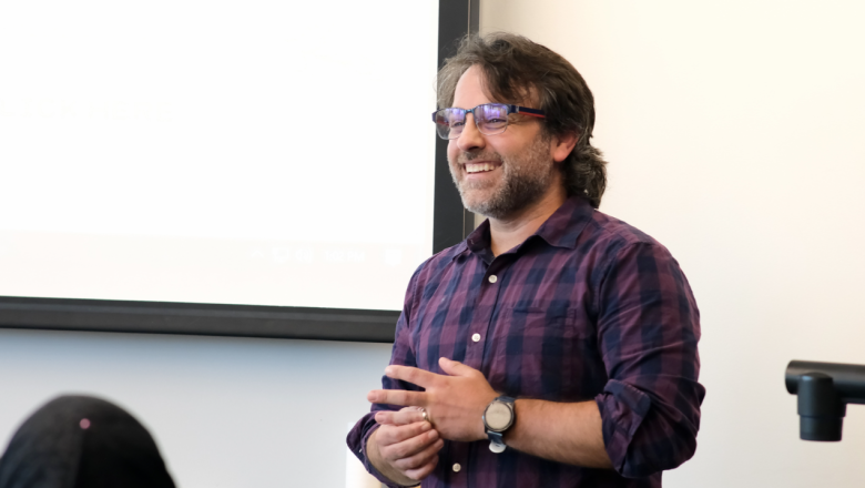 Professor Kyle Moody speaking at journalism conference