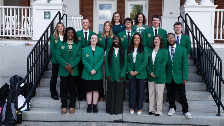 Presidential Ambassadors take photo with Pesident Hodge in front of Thompson Hall