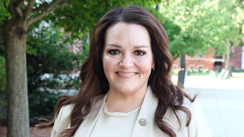 President Donna Hodge headshot outside.