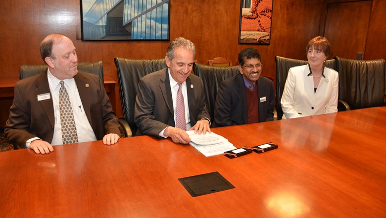 University signs early acceptance agreement with medical school University signs early acceptance agreement with medical school