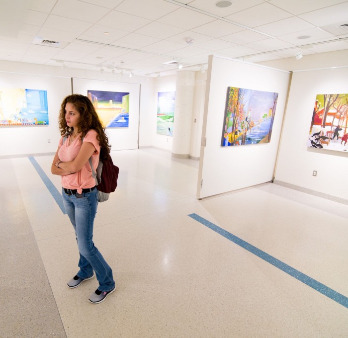 Student in the art gallery in Hammond