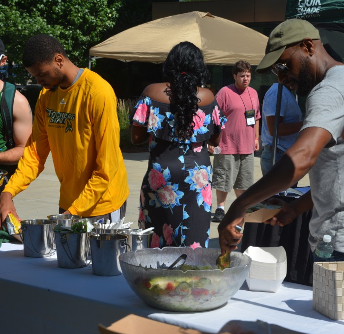 Students getting food on quad during orientation 