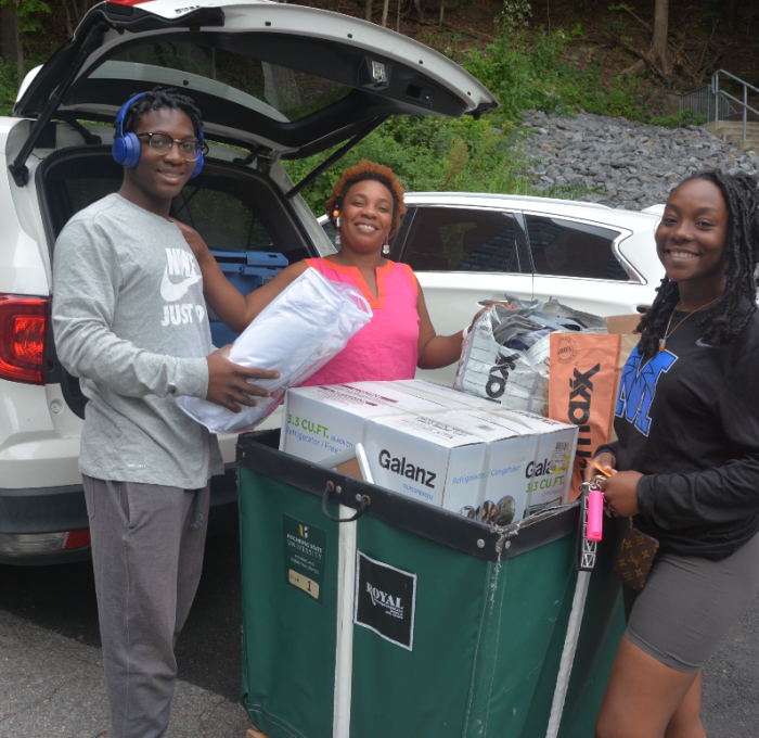 Residential student move-in with family unloading car