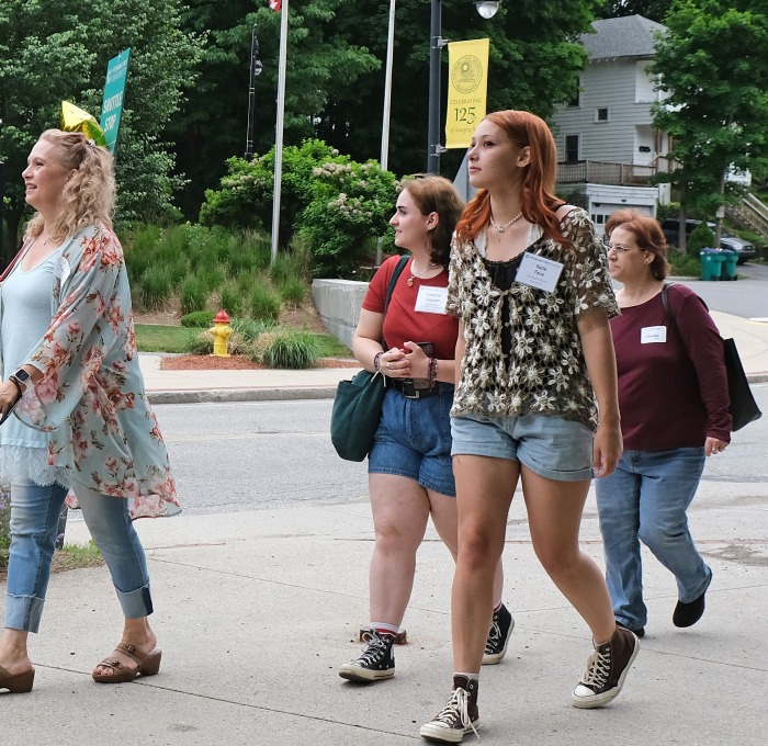 Families arriving at Orientation in front of Aubuchon