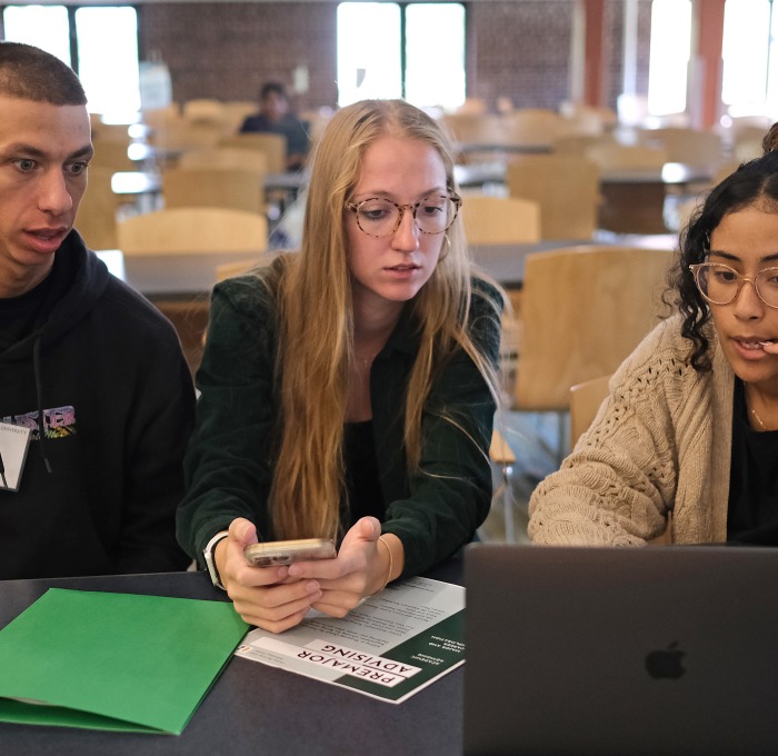 Students at orientation advising in Holmes Dining Hall