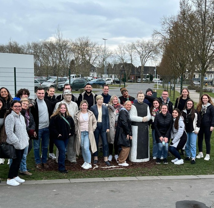 Group photo of Heart of Europe Spring Break trip