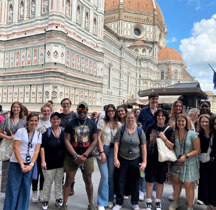 Group photo of students and faculty on study abroad in Verona, Italy 2023