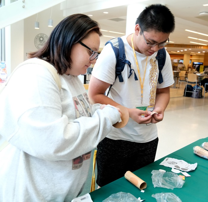 Commuter students making crafts in Hammond 