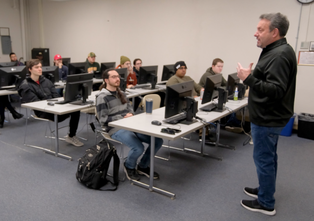 Alumnus Jim Geary addresses computer science students, Spring 2023