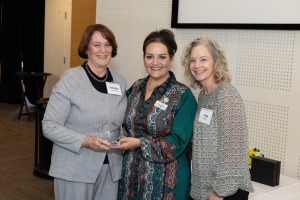 Alumni Leadership Award winner Jennifer Curran with President Donna Hodge