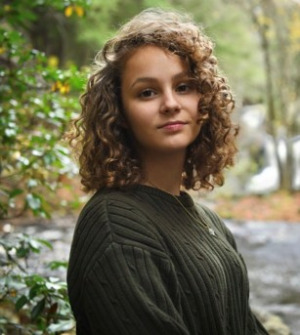 Headshot of Lillian Maxwell outside.